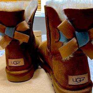 UGG Womens NIB W Mini Bailey Bow II Shimmer #1102938 W Chestnut Sz10 EU41